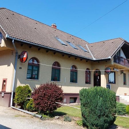Teke Panzió Bed & Breakfast Kormend Bagian luar foto