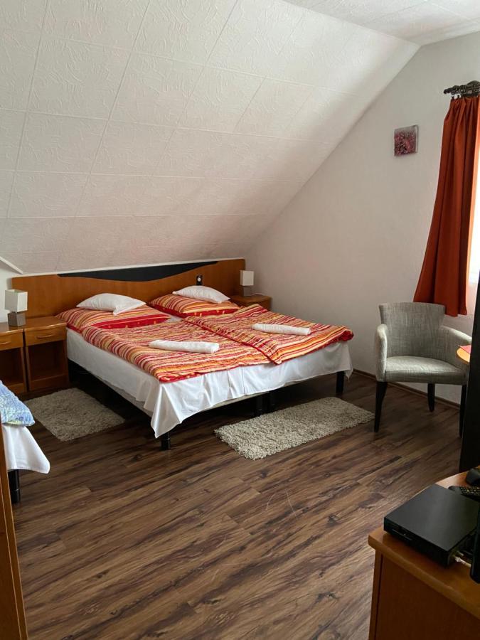 Teke Panzió Bed & Breakfast Kormend Bagian luar foto